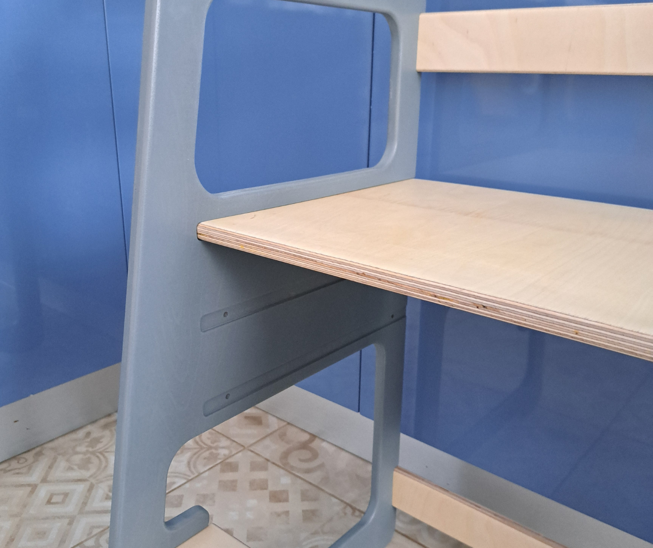 Adjustable kids' kitchen tower