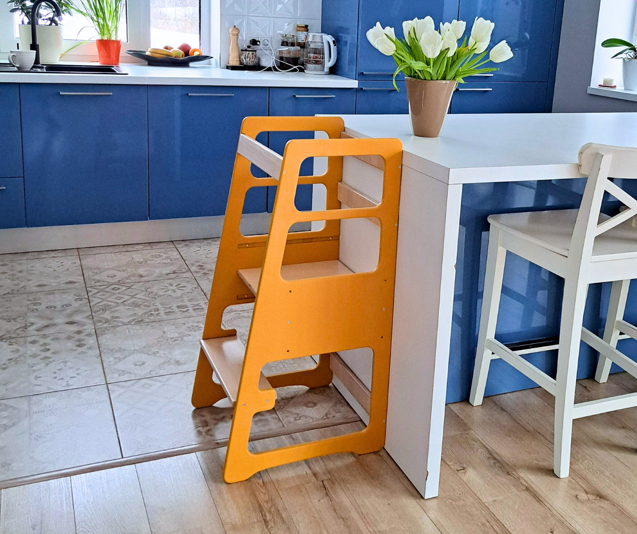 Adjustable kids' kitchen tower