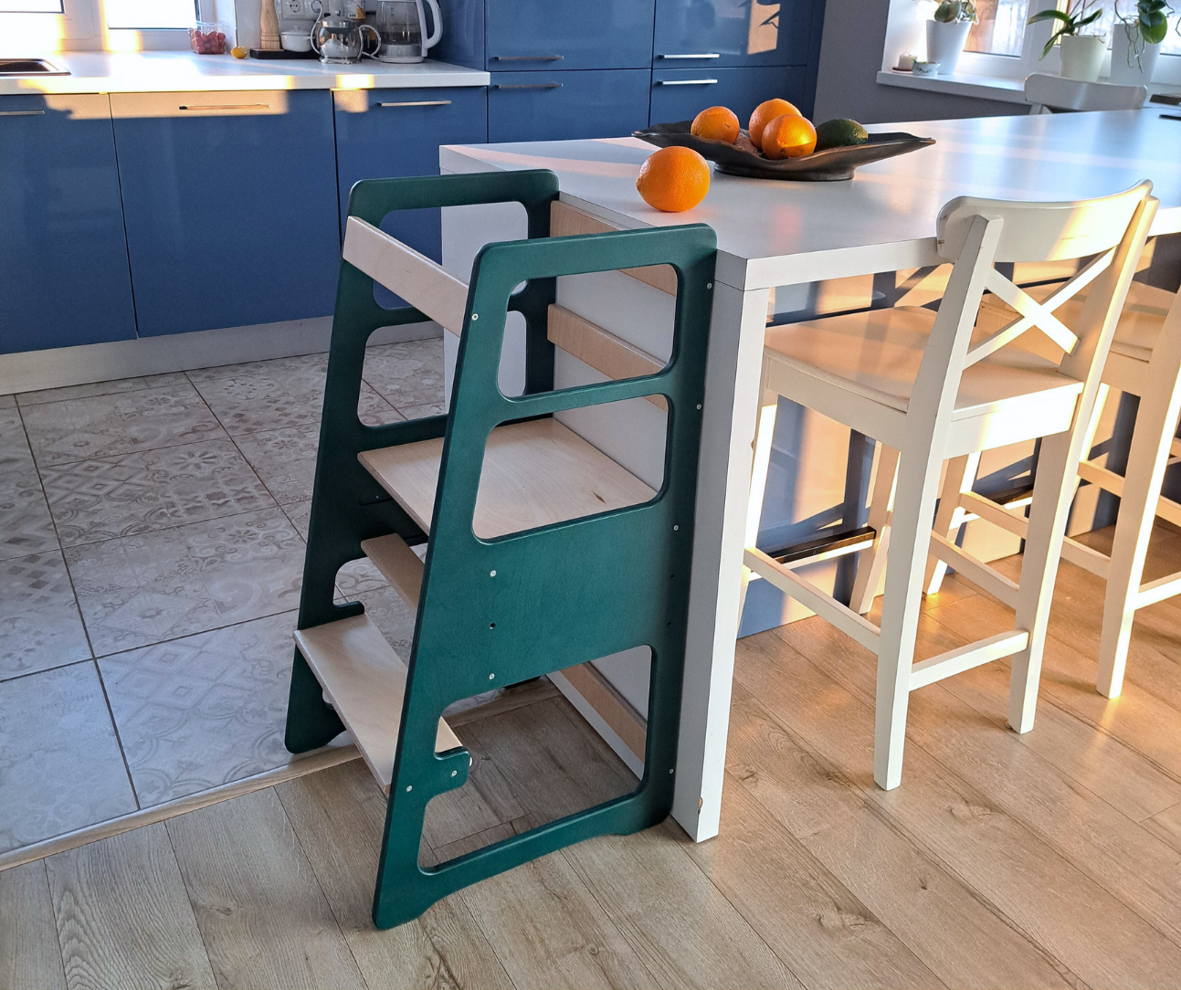 Adjustable kids' kitchen tower
